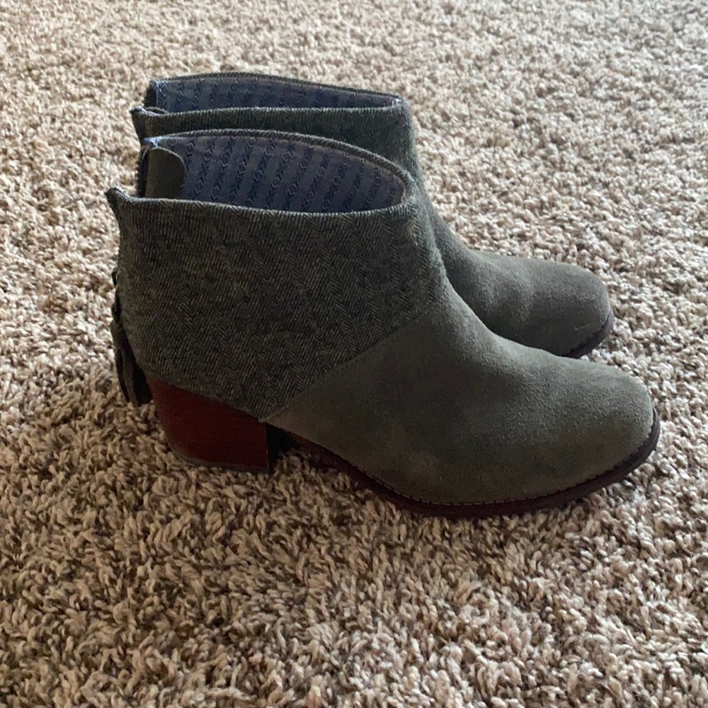 TOMS super cute boots
